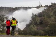 <p>Descarga masiva de agua por un desagüe en la presa de Oroville, en California, el 13 de febrero de 2017, tras la evacuación de casi 200.000 vecinos por los importantes daños sufridos en su infraestructura (AFP | Josh Edelson) </p>