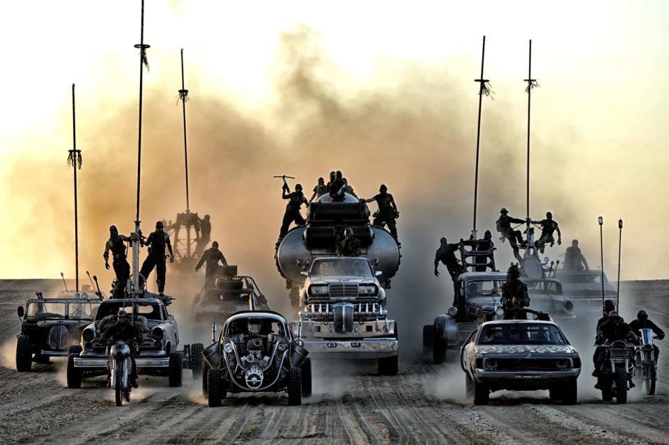 <p>In "Mad Max: Fury Road" gibt es zahlreiche fantasievoll gestaltete Kampf-Fahrzeuge zu bestaunen. Besonders irre: der Benz-Truck. (Bild: 2015 Warner Bros. Ent / Jasin Boland)</p> 