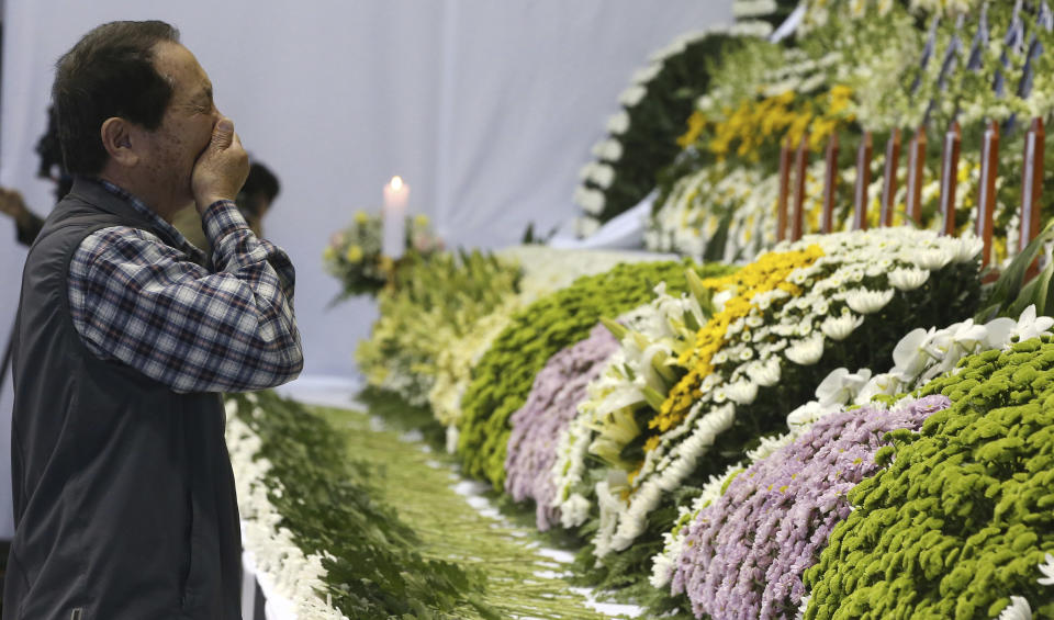 Un doliente llora mientras rinde homenaje a las víctimas del ferry surcoreano hundido en un gimnasio de Ansan, Corea del Sur, el míércoles 23 de abril de 2014. (Foto AP/Corea del Sur Pool)