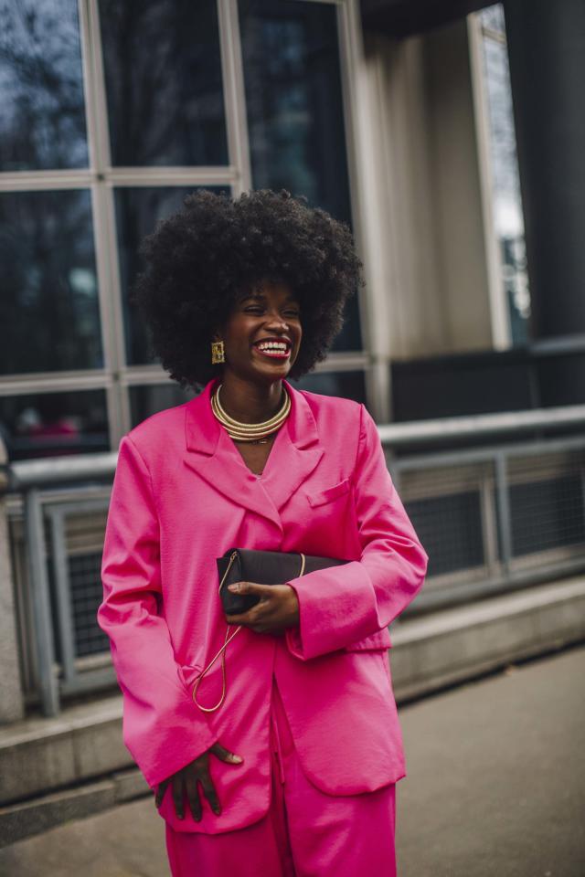 Comment porter un pantalon de costume fuchsia avec une veste rose