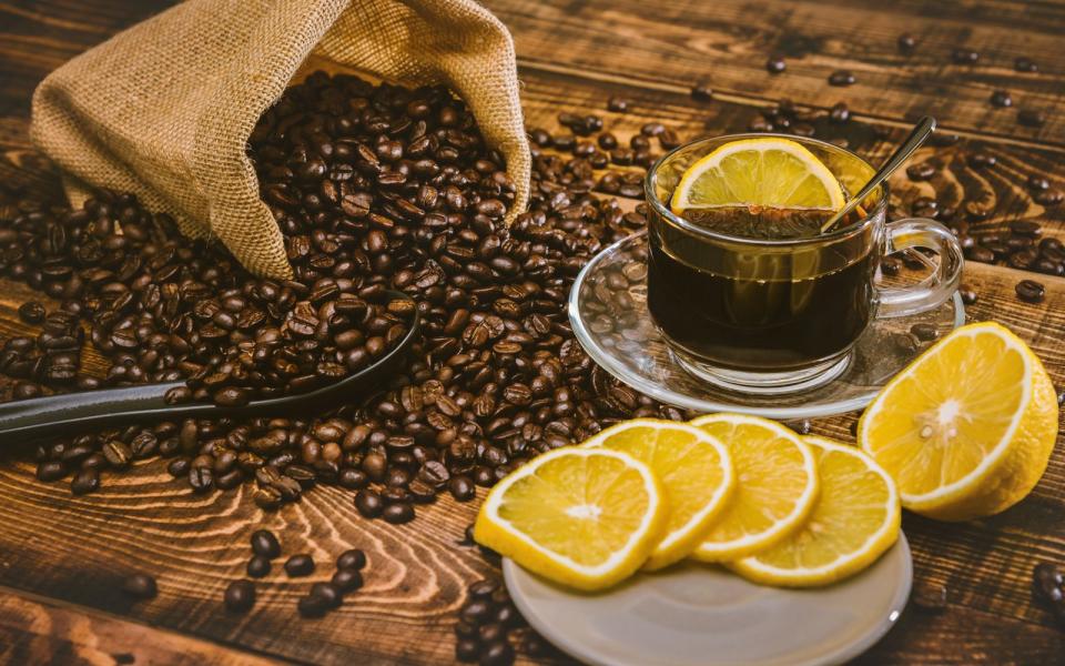 Zitrone in den Tee kennen wir, aber in den Kaffee? Was zunächst ungewöhnlich klingt, kann eine tolle Hilfe gegen Kopfschmerzen sein. Das Koffein sorgt dafür, dass im Gehirn sogenannte Prostaglandine, also Botenstoffe, die für das Vermitteln von Schmerzen zuständig sind, gehemmt werden. Der Zitronensaft regt mit dem enthaltenen Vitamin C die Durchblutung an. (Bild: iStock / last19)