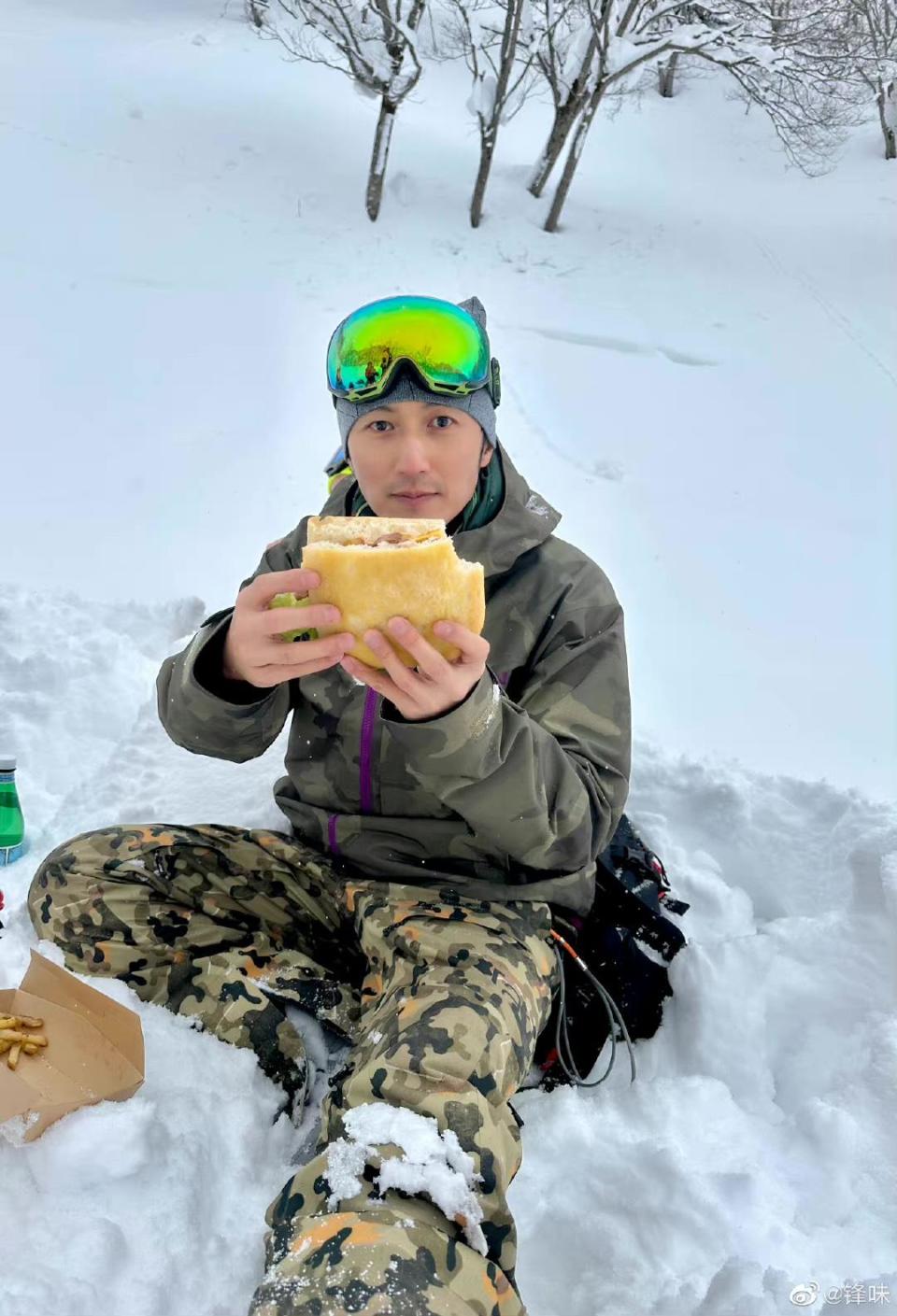   Nicholas Tse's snow picnic goggles suspected to reveal Faye Wong