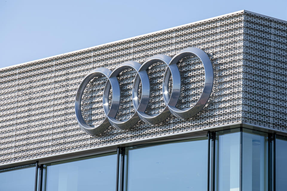 Detail eines Autohauses von Audi mit dem Logo der Marke - Copyright: picture alliance / Klaus Ohlenschläger | Klaus Ohlenschläger