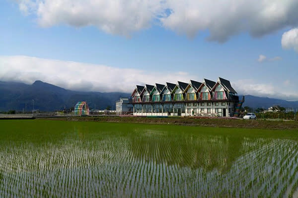 位在礁溪的天空島小木屋民宿被群山與農田環繞，美不勝收 (圖片來源／礁溪 天空島上的小木屋)