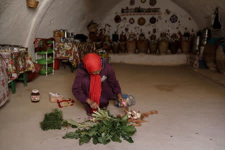 Latifa Ben Yahia, 38, prepares vegetables to cook in the kitchen of her troglodyte house in Matmata, Tunisia, February 5, 2018. REUTERS/Zohra Bensemra