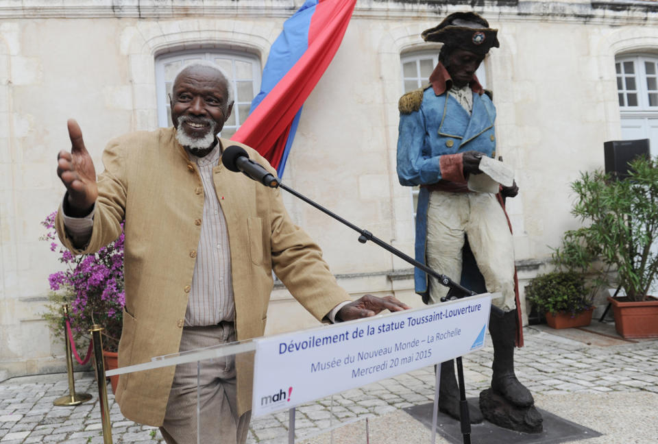 <p>Le célèbre sculpteur sénégalais est mort jeudi 1er décembre à Dakar. Il avait 81 ans. Figure de l'art africain contemporain, il était connu pour ses sculptures monumentales de guerriers qui ont fait le tour du monde. “Il emporte avec lui rêves et projets que son organisme trop fatigué n'a pas voulu suivre”, a déclaré sa famille en annonçant sa mort.</p><p>Source : M6info</p>