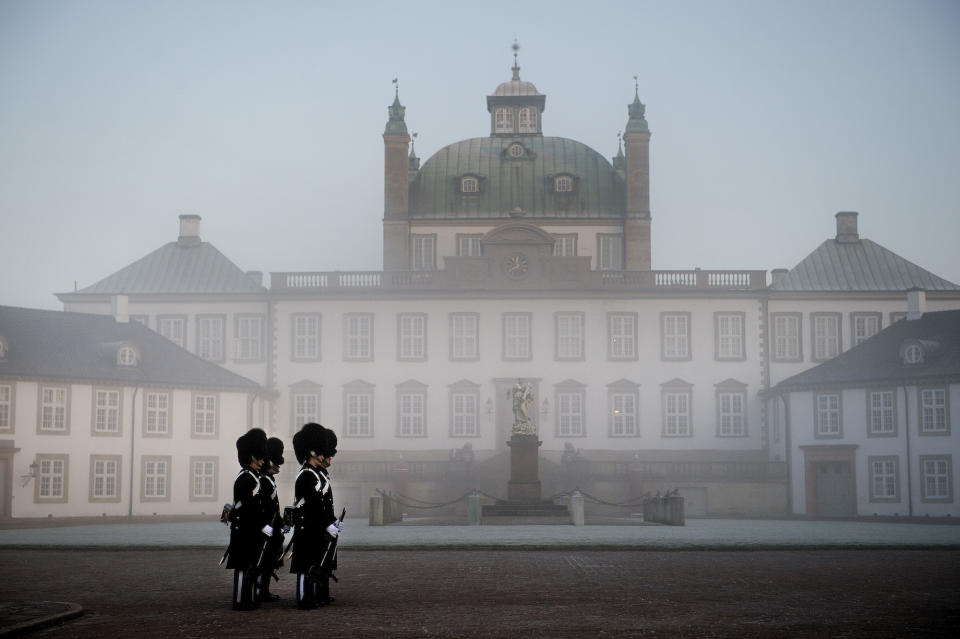 <p>Wachen stehen vor dem Schloss Fredensborg in Dänemark – Prinz Henrik, der Ehemann von Königin Margrethe, ist dort am Dienstag im Alter von 83 Jahren verstorben. (Bild: AP Photo/Liselotte Sabroe/Ritzau Scanpix) </p>