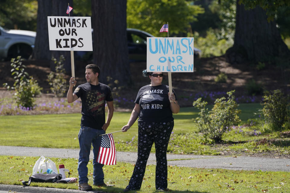 Opositores al uso de mascarillas en las escuelas se manifiestan en Olympia, Washington. (AP)