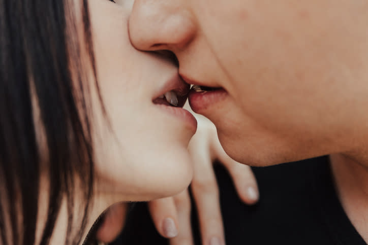 El beso en los labios denotaría necesidad de cercanía. Foto: Westend61/Getty Images