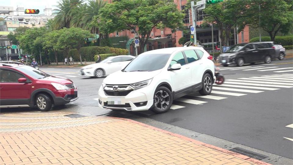 停車插隊險釀擦撞「網轟沒水準」　警方回應「這樣說」