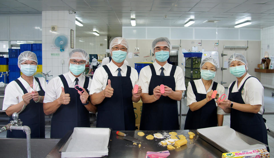 姚智化校長(右三)帶領主任們親手為學生烘焙小餅乾，讓高三學子能夠更有力量面對挑戰。