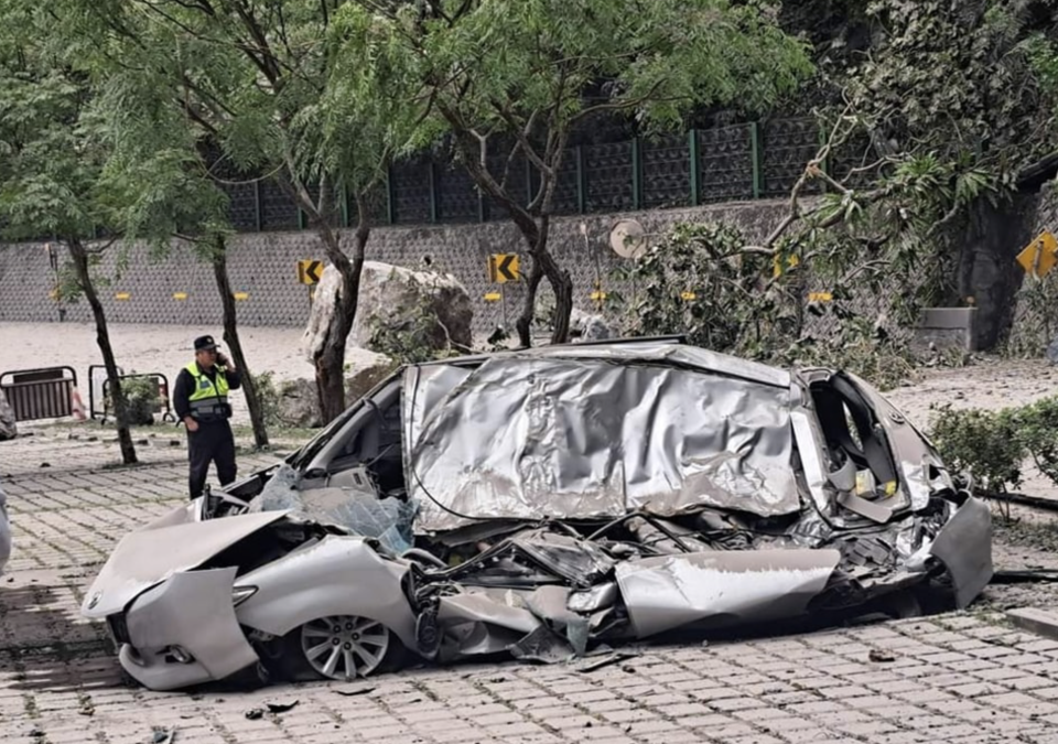 蘇花公路匯德隧道北口附近停車場，有車輛被落石砸中，一名 31 歲張姓男子當場身亡。（宜花東災害通報 facebook）