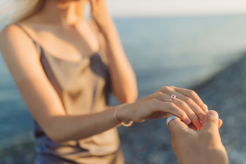 ▲有女網友抱怨，男友求婚只買了「超小顆」60分的鑽戒，更不打算再買結婚鑽戒，忍不住崩潰。（示意圖／翻攝Pexels）