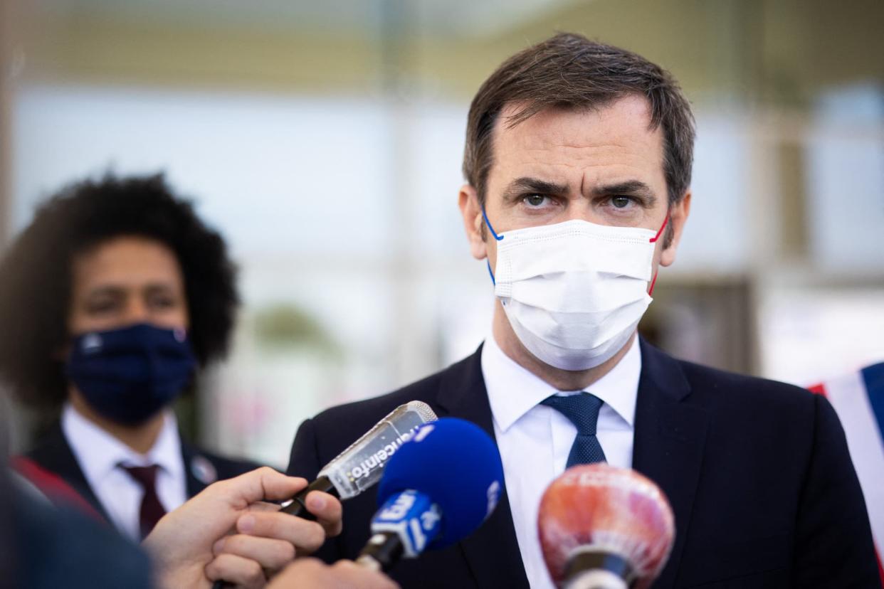 Olivier Véran en déplacement dans un centre de vaccination dans l'Essonne, le 24 avril 2021 - Raphael Lafargue / POOL / AFP