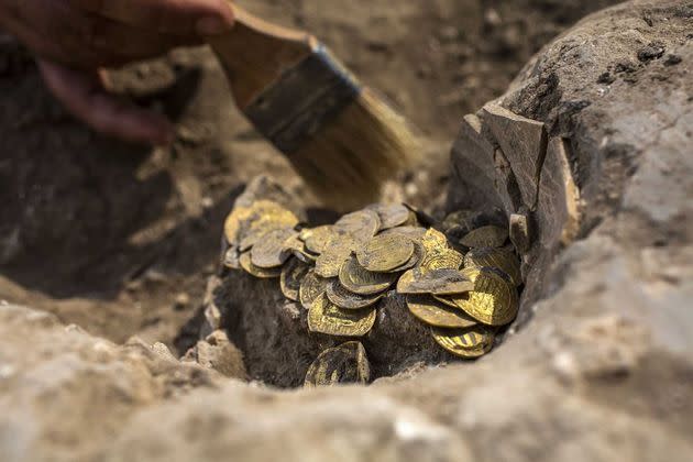 Un trésor de 239 pièces d'or, trouvé dans un manoir, vendu un million  d'euros aux enchères - Le Parisien