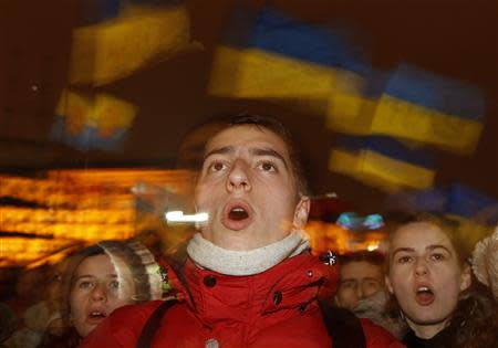 Protesters chant slogans during a demonstration in support of the EU integration at Independence Square in Kiev November 28, 2013. REUTERS/Vasily Fedosenko