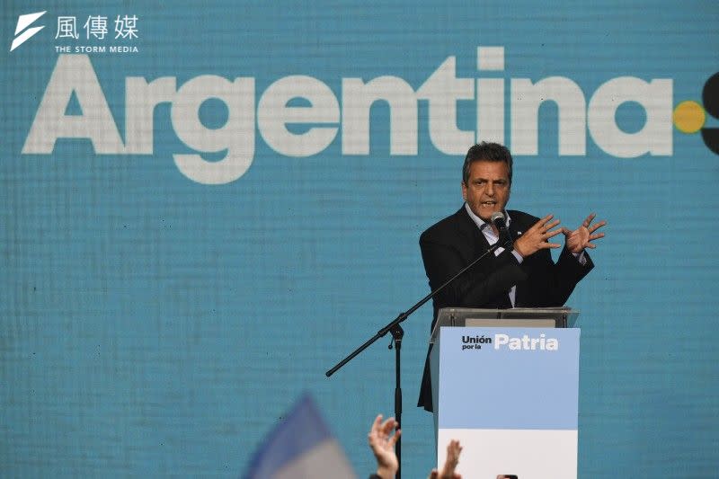 <cite>2023年10月22日，立場中間偏左的阿根廷經濟部長馬沙得票最高，進入11月決選。（AP）</cite>