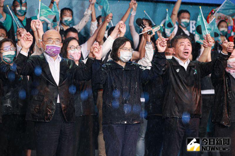 ▲陳時中選前之夜雨勢滂沱，蔡英文、蘇貞昌等人即使濕身，仍與6萬名台北市民戰到最後一刻。（圖／記者葉政勳攝，2022.11.25）