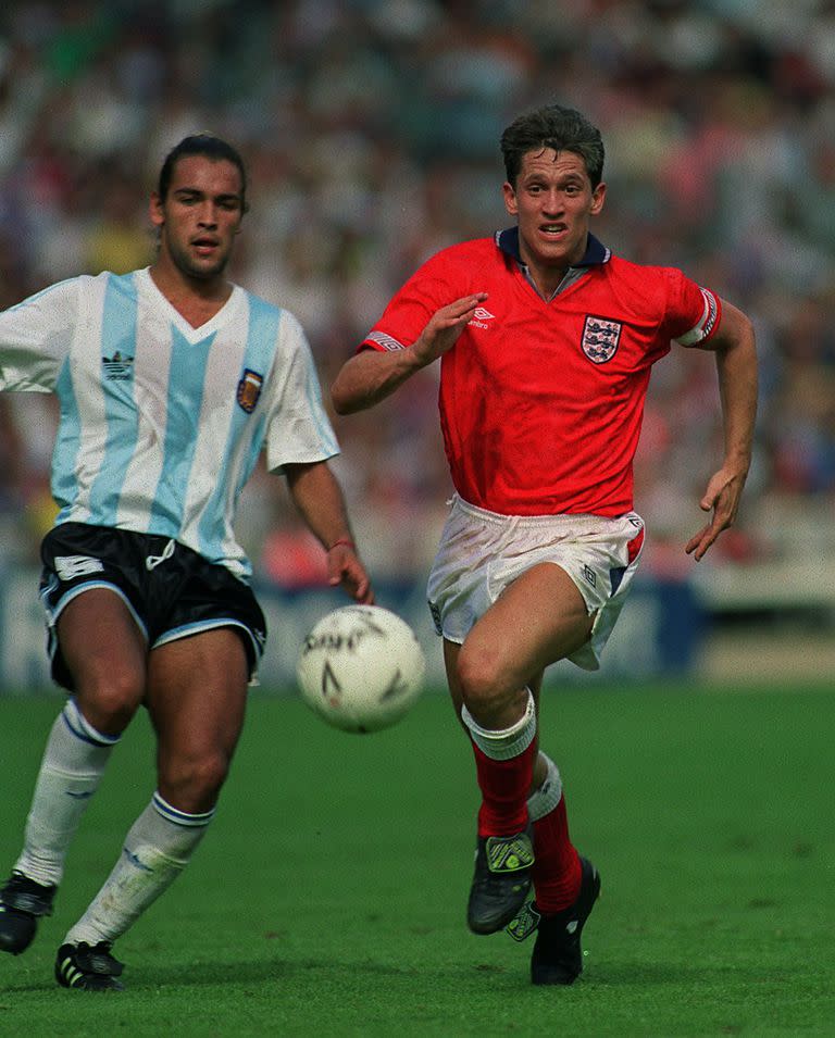 Argentina vs. Inglaterra, en Wembley, un partido inolvidable en 1991: Gamboa contra el goleador Gary Lineker; el equipo de Basile perdía 2 a 0 y empató 2-2 en una gran remontada, con goles del Turco García y Darío Franco 