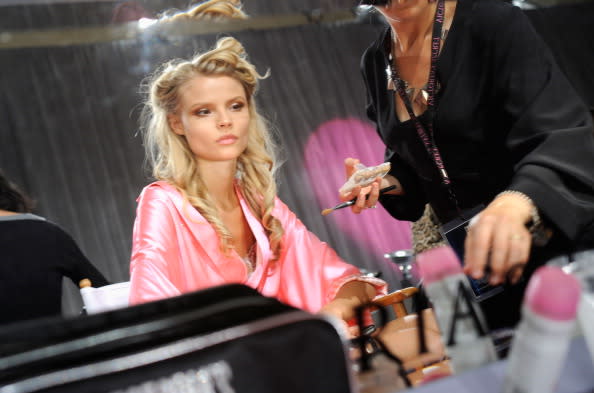 Magdalena Frackowiak en el Backstage de Victoria's Secret Fashion Show 2012