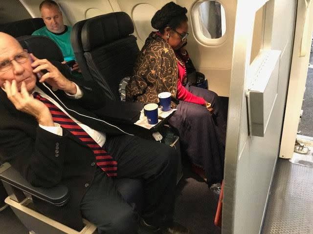 Jean-Marie Simon accuse United Airlines d’avoir donné sa place à Sheila Jackson Lee, membre du congrès américain (à droite). La compagnie aérienne a nié l’accusation en précisant que J-M. Simon avait annulé son vol. (Photo : Jean-Marie Simon)