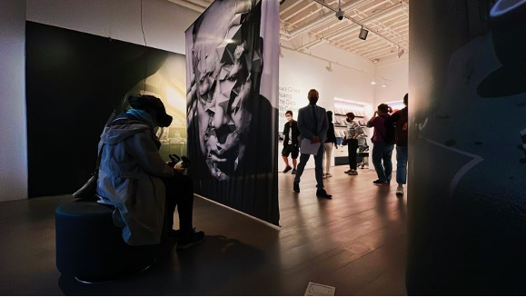 ▲▼普特拉曼哈頓藝廊位於紐約市中心，挑高的1樓展廳直面大街，十分吸睛；而此展亦為落成啟用的首展，由國際知名的臺灣藝術家黃心健前來展出VR新媒體，意義重大。