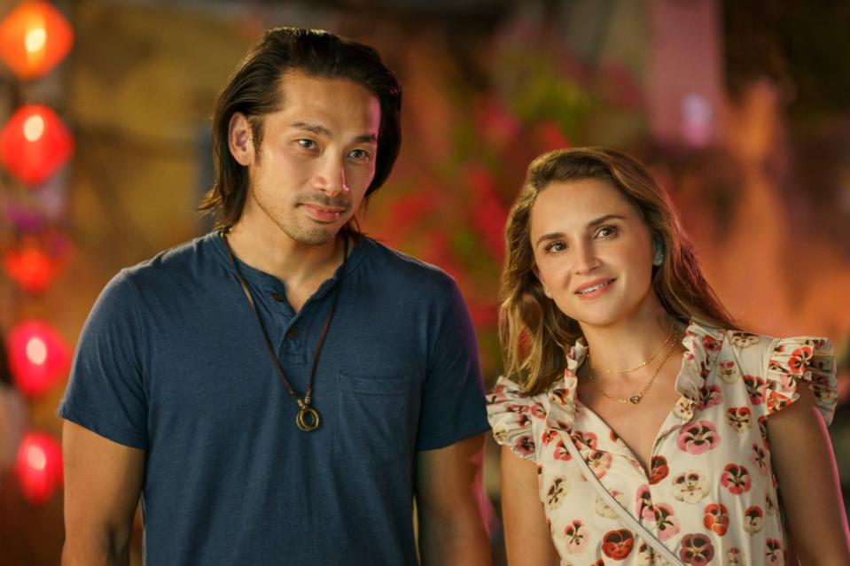 A Tourist’s Guide to Love. (L to R) Scott Ly as Sinh and Rachael Leigh Cook as Amanda in A Tourist’s Guide to Love. Cr. Sasidis Sasisakulporn/Netflix © 2022