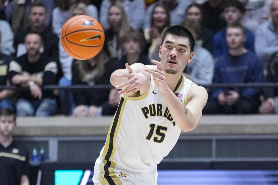 Purdue center Zach Edey (15) feeds a fast break against Rutgers during the second half of an NCAA college basketball game in West Lafayette, Ind., Thursday, Feb. 22, 2024. (AP Photo/Michael Conroy)