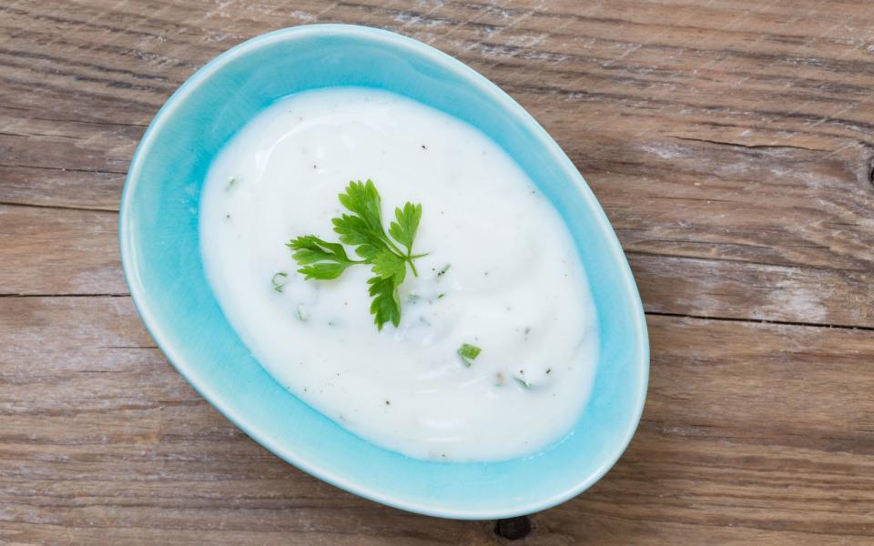 Joghurt-Dip zu Reis oder Kartoffeln