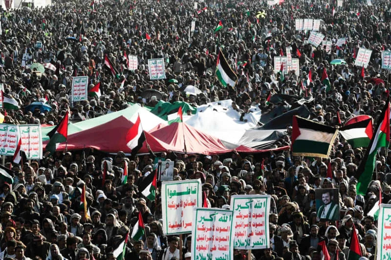 People take part in a demonstration in solidarity with the Palestinian people amid the ongoing conflict between Israel and Hamas. Osamah Yahya/ZUMA Press Wire/dpa