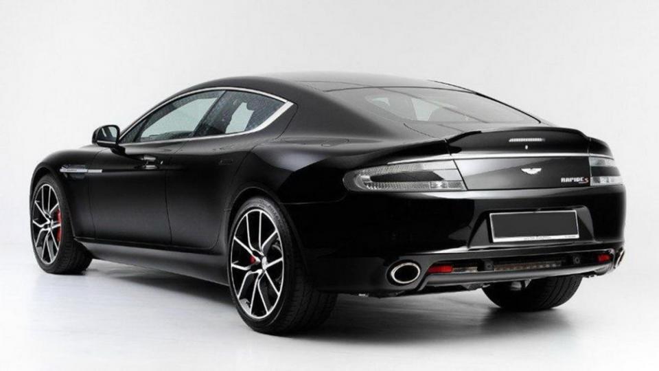 把妹神器就靠這一味！讓Aston Martin Rapide S與Dom Pérignon香檳幫你一把