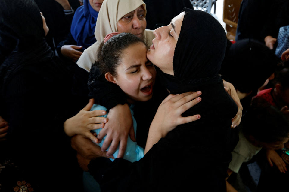 <p>Los palestinos han informado de varias muertes, entre ellas, varios niños. (REUTERS/Ibraheem Abu Mustafa)</p> 