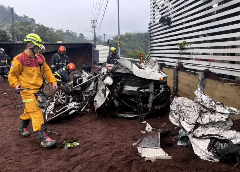 ▲台中砂石車疑似過彎失控，側翻壓毀休旅車，導致車內母子受困，19歲的吳姓兒子救出時意識不清，43歲廖姓母親已無生命跡象，送醫搶救中。（圖/翻攝畫面）