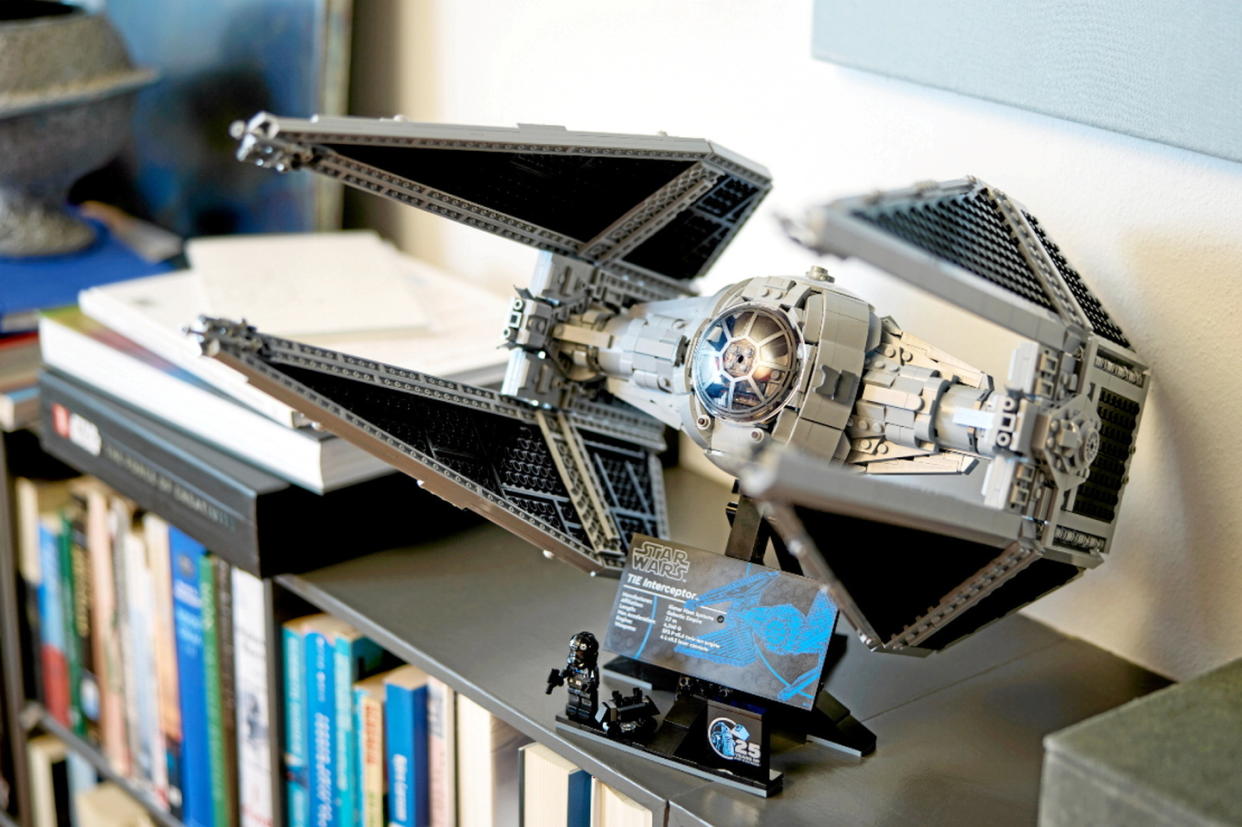 L'Intercepteur TIE et ses fameuses ailes composées de panneaux solaires.  - Credit:LEGO