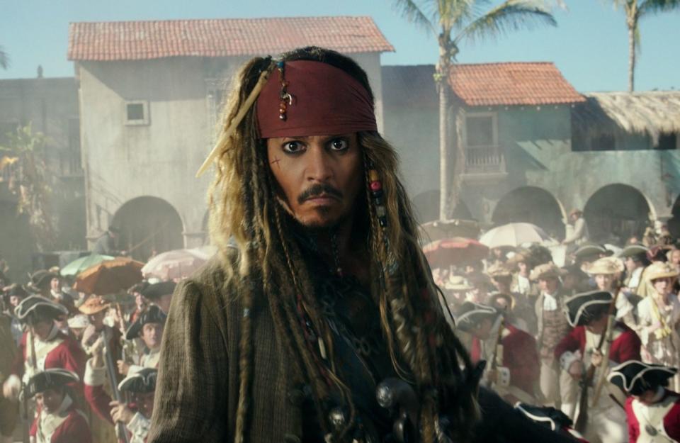 <p>Johnny Depp torkelte einmal mehr in völliger Narren- und Faltenfreiheit durch "Pirates of the Caribbean 5: Salazars Rache" (2017). Und obwohl der Film mit Zombie-Haien, einem gespaltenen Ozean und Javier Bardem als Geister-Kapitän jede Menge spektakuläre Schauwerte vorzuweisen hat, ist die folgende Szene wohl die beeindruckendste ... (Bild: Disney)</p> 