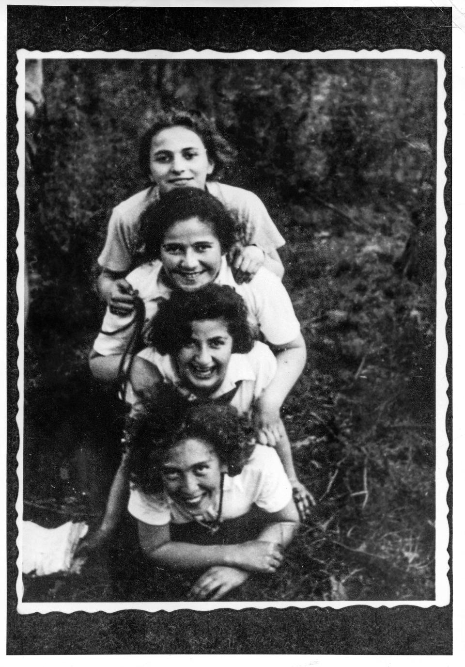 Members of The Young Guard in Włocławek, Poland, during Lag BaOmer, 1937. Tosia Altman is at the bottom.<span class="copyright">Courtesy of Yad Vashem Photo Archive, Jerusalem. 1592/1</span>