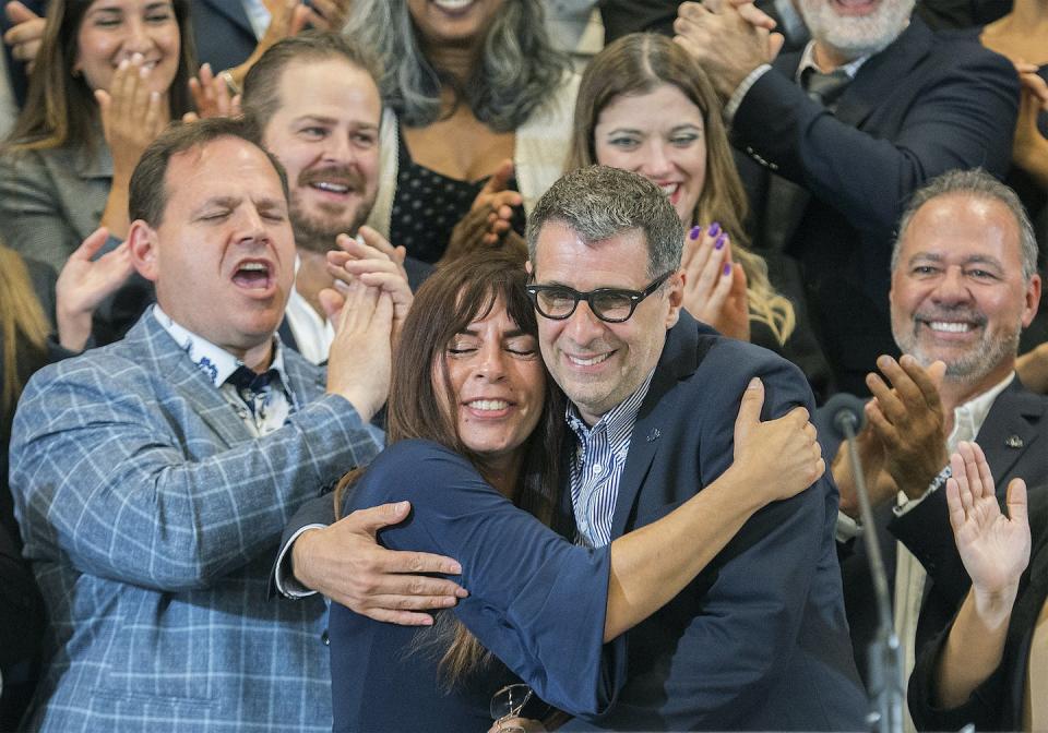 Le chef du Parti conservateur du Québec, Éric Duhaime, en compagnie de l’une de ses candidates controversées, Anne Casabonne, lors du dévoilement de son programme de campagne électorale à Drummondville, le 14 août 2022. La Presse Canadienne/Graham Hughes