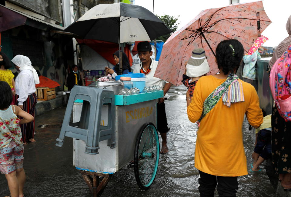 印尼雅加達發生洪災，街道被洪水淹沒。圖片來源：Reuters。