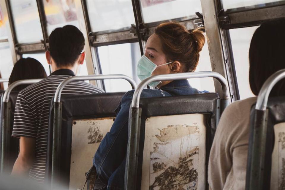 一位女網友崩潰表示，在搭乘公車時不斷被身後散發的濃濃臭味吸引，轉頭卻見到怵目驚心的景象。(示意圖/Shutterstock)