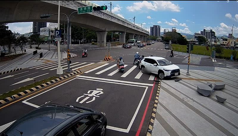 黑衣機車騎士原本成功閃躲撞擊，卻因為停在原地回頭看，最後遭受波及。(圖／翻攝畫面)