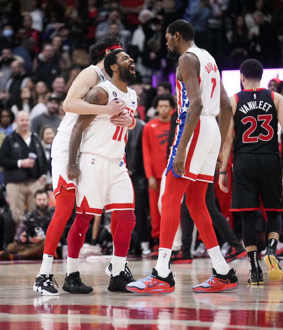 Kyrie Irving投進致勝三分，幫助籃網成功氣走暴龍。 (Photo by Mark Blinch/Getty Images)