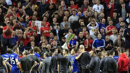 Foto del miércoles de los futbolistas del Manchester United celebrando el título de la Liga Europa. 24/5/17 Los futbolistas del Manchester United dedicaron el miércoles el título de los "Diablos Rojos" en la Liga Europa a las víctimas de un atentado con bomba ocurrido esta semana en la ciudad inglesa que dejó 22 muertos y decenas de heridos. Reuters / Ints Kalnins