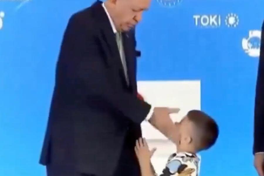 Presidente de Turquía da una cachetada a un niño porque no le besó la mano