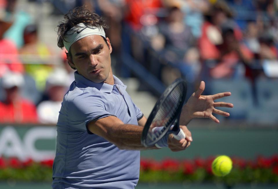 El suizo Roger Federer durante su partido ante el ruso Dmitry Tursunov por la tercera ronda del torneo de Indian Wells el lunes 10 de marzo de 2014. (AP Foto/Mark J. Terrill)