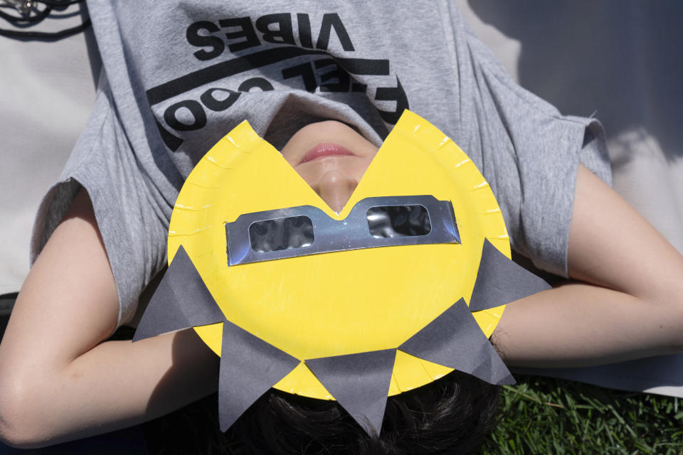 Das A und O, um die Sonnenfinsternis zu verfolgen, war eine Schutzbrille. Teilweise sah man auch kreative Exemplare, wie hier in der National Mall in Washington. (Foto: Jose Luis Magana/FR159526 AP/dpa )