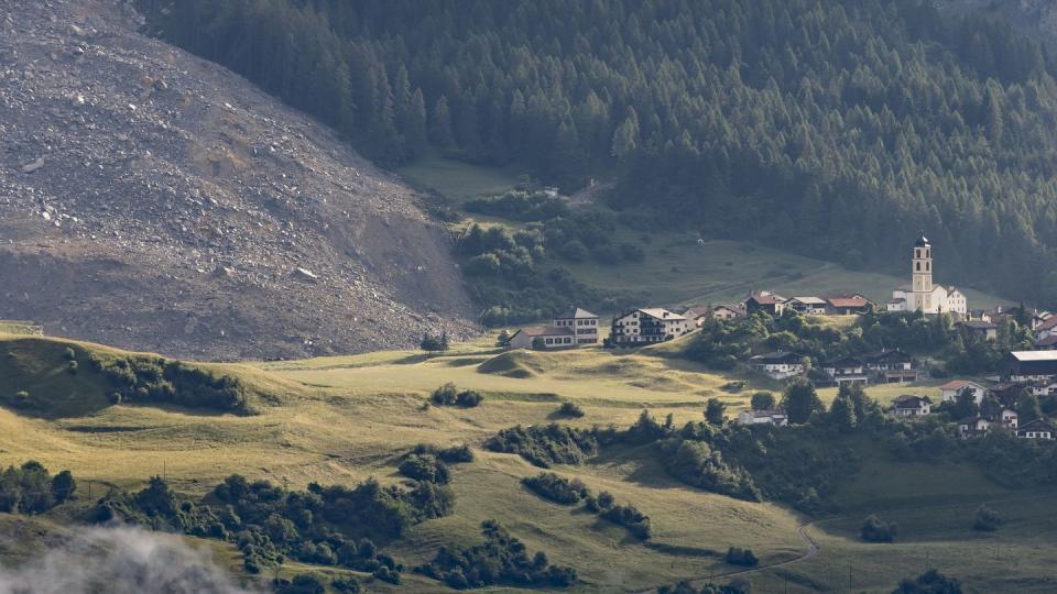 Blick auf das Dorf Brienz-Brinzauls nach einem Felsrutsch. Ein gewaltiger Strom an Fels und Geröll hat nur knapp das Schweizer Bergdorf Brienz verfehlt. (Bild: dpa)