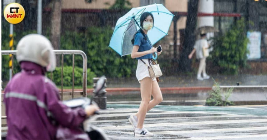 今（25日）東北風影響，基隆北海岸、台灣東半部地區及大台北山區有局部短暫陣雨。（示意圖／焦正德攝）