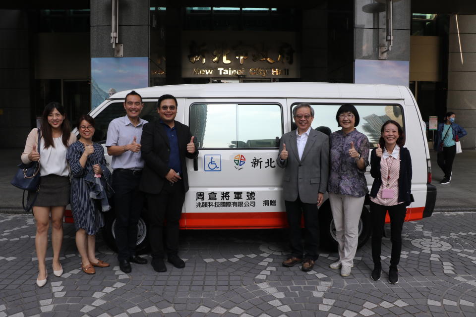 科技人陳俊良（左4）率公司幹部捐贈新北復康巴士「周倉將軍號」 由市府秘書長林祐賢（右3）等人代收。（新北市社會局提供）