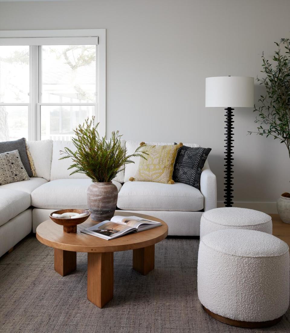 Pops of color punctuate a living room sheathed in crisp whites 