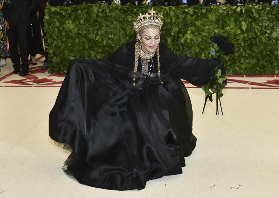 <p>Este año se celebró la gala del Met más religiosa de toda su historia y, como suele ser habitual, el estilismo de Madonna no dejó a nadie indiferente. ¿Su creador? Jean Paul Gaultier. (Foto: AP). </p>